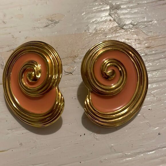 Vintage-1980s-Avon gold tone & pink enamel conch shell shape stud earrings - Picture 1 of 12